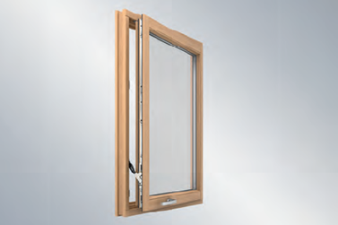 Versão “Turn-Only” da janela de ventilação confortável, baseada no lado da dobradiça oculta “Roto NX | C”, para sistemas de perfis de madeira com eixo de ferragens de 13 mm e profundidade de encaixe recomendada de 30 mm. Ao acionar a maçaneta, a folha da janela é controlada de forma forçada, abrindo-se até a largura predefinida de 80 mm. Além disso, a folha pode ser aberta até 90° ao liberar o mecanismo anti-desbloqueio do suporte de ventilação com travamento confortável.